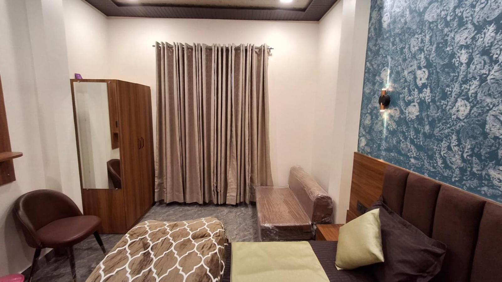 Shri Harihar Dham Hotel Mathura Exterior photo